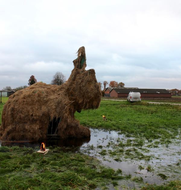 Erik van Lieshout, Hooi-sculptuur, 2023. 